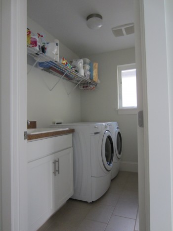 Laundry room, room in need of paint,